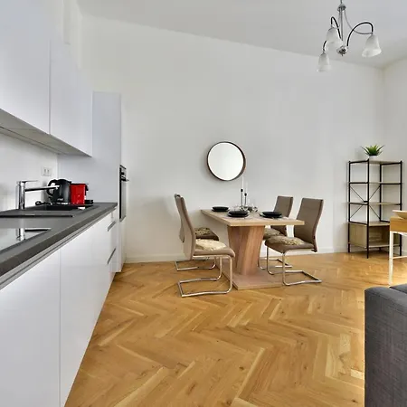 Central Newly Built Apartment, Aradi/2 아파트