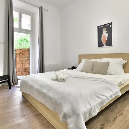 Central Newly Built Apartment, Aradi/2 아파트