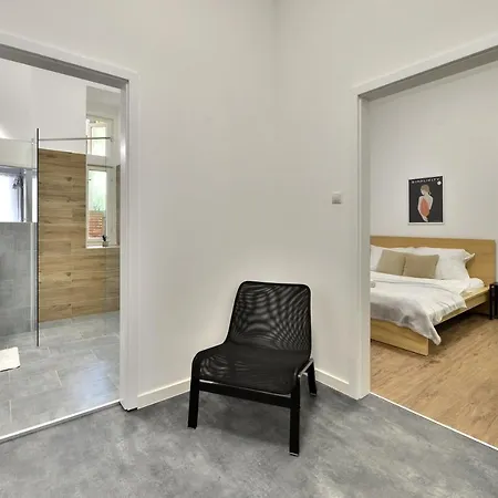 Central Newly Built Apartment, Aradi/2